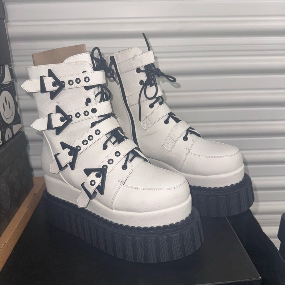 WHITE UNSTABLE CREEPER BOOTS